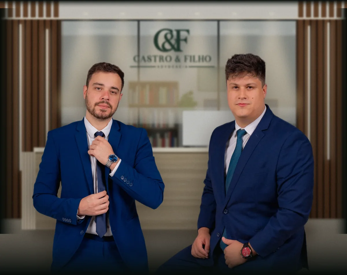 Dr. Eduardo Filho e Dr. Matheus de Castro, sócios da Castro & Filho Advocacia, escritório especializado em Direito Bancário